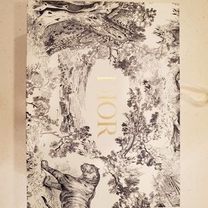 Dior magnetic storage box